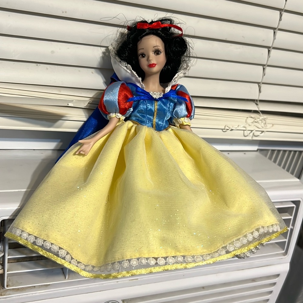 Snow White porcelain Disney Doll